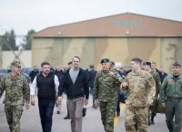 Μητσοτάκης: Επισκέφθηκε την 110 Πτέρυγα Μάχης με Φλώρο, Τσούνη και Χαρδαλιά
