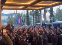 Παναθηναϊκός: Καυτή ατμόσφαιρα έξω από το ξενοδοχείο πριν από το ντέρμπι με τον Ολυμπιακό