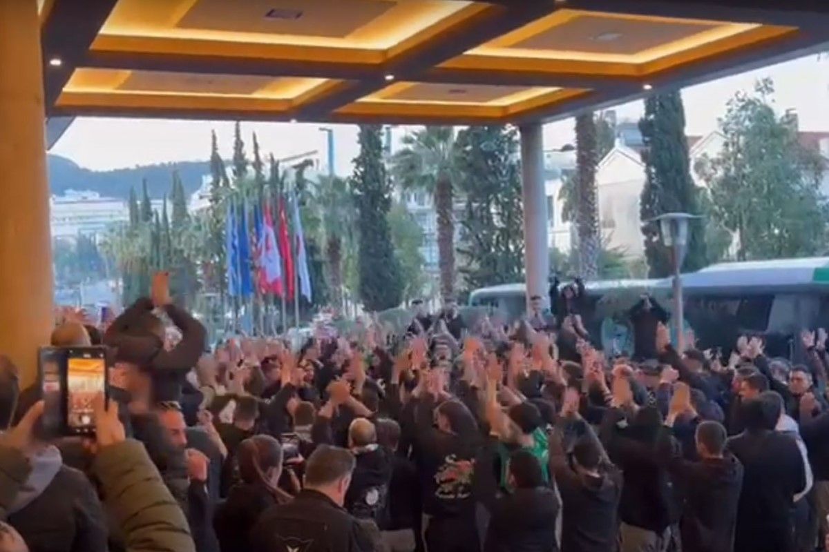 Παναθηναϊκός: Καυτή ατμόσφαιρα έξω από το ξενοδοχείο πριν από το ντέρμπι με τον Ολυμπιακό