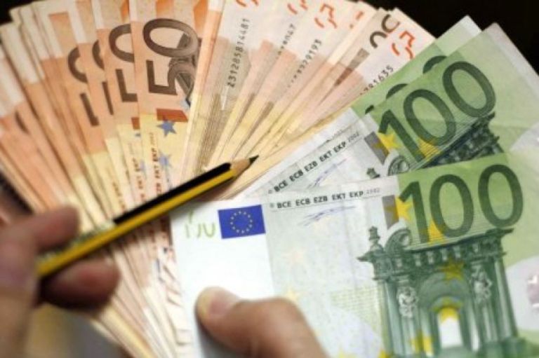 Κατώτατος μισθός: Την Παρασκευή «κληρώνει» για 700.000 μισθωτούς- Ποιοι ωφελούνται από τη νέα αύξηση
