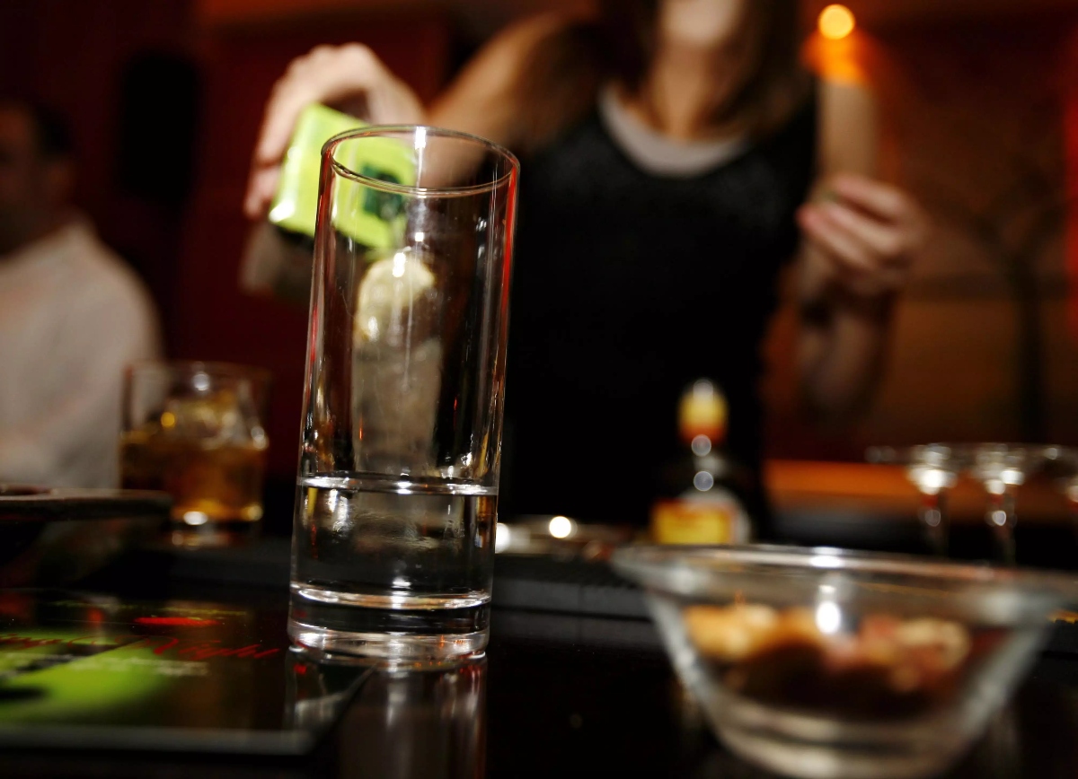 Patras: Tampered drinks send 18 teenagers to hospitals, dozens sick at home