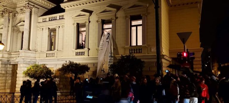 Κατάληψη στο Εθνικό Θέατρο από τους ηθοποιούς – Παραιτήθηκαν καθηγητές της Δραματικής Σχολής [vid]