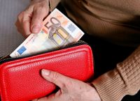 Το τελευταίο πακέτο στήριξης πριν τις εκλογές – Εξειδίκευση για συνταξιούχους, δόσεις, αγρότες [vid]