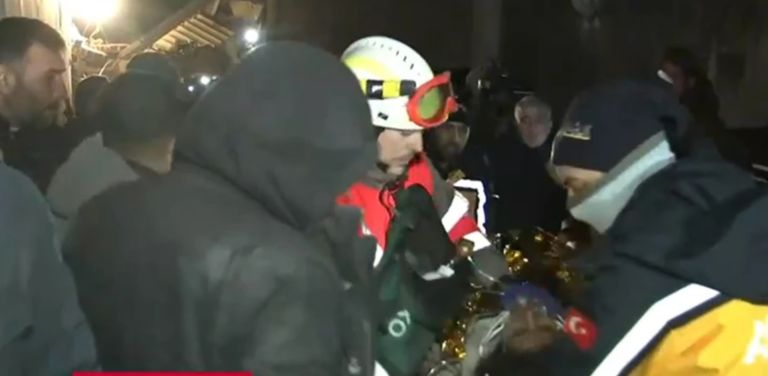 «Ευχαριστώ» στα ελληνικά είπε η 20χρονη Αϊρίν στους διασώστες της ΕΜΑΚ [vid]