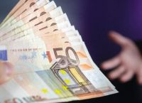 «Κλειδώνει» την ερχόμενη Παρασκευή η αύξηση του κατώτατου μισθού [vid]