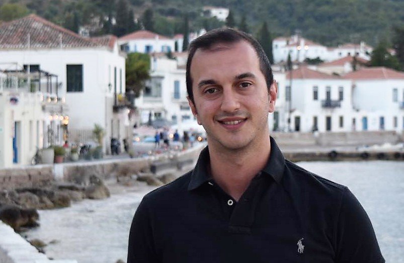 Με κουφέτα και λευκά τριαντάφυλλα το τελευταίο αντίο στον σμηναγό Τσιτλακίδη [vid]