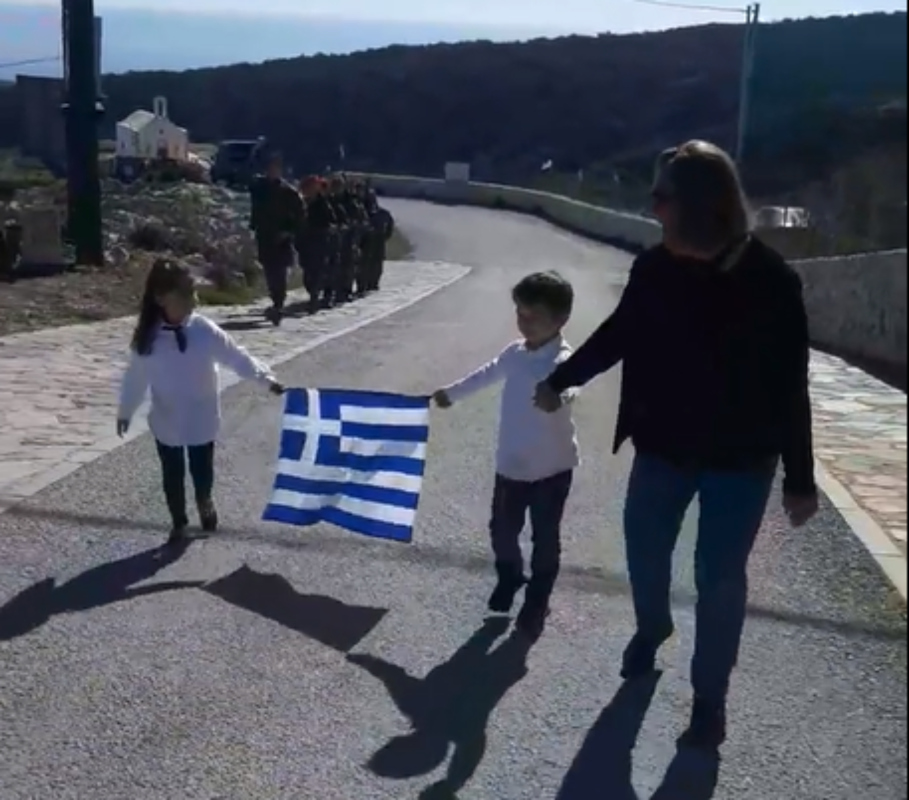 Γαύδος: Συγκίνηση για τα δύο μικρά παιδιά που παρήλασαν κρατώντας τη σημαία [vid]