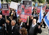 Διαδηλώσεις και επεισόδια στο Ισραήλ –  Ανακοίνωσε «παύση» στη δικαστική μεταρρύθμιση
