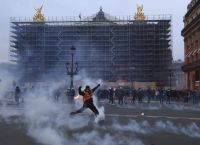 Κοινωνικό «ηφαίστειο» η Γαλλία: Άγριες συγκρούσεις και τραυματίες 200 διαδηλωτές Κοινωνικό «ηφαίστειο» η Γαλλία: Άγριες συγκρούσεις και τραυματίες 200 διαδηλωτές