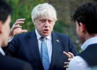 The Times: Ο Μπόρις Τζόνσον θέλει να εξευγενίσει τον πατέρα του
