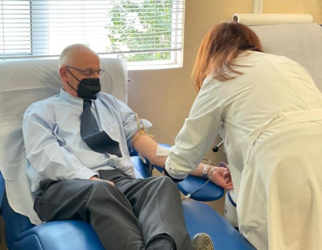 Πρέσβης Ισραήλ Ν. Κατς: Έδωσε αίμα για τους τραυματίες – «Όλοι μπορούμε να βοηθήσουμε»