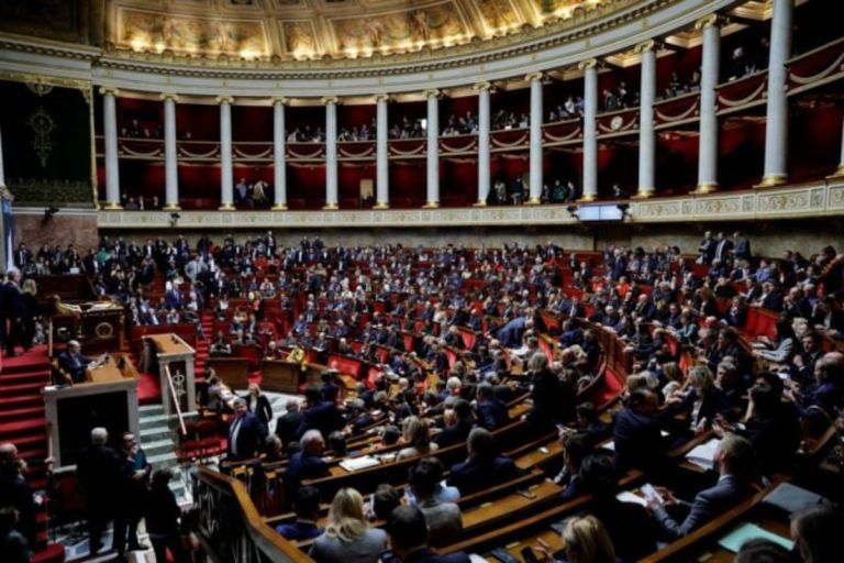 Γαλλία: Kατατέθηκαν οι προτάσεις μομφής κατά της κυβέρνησης Μακρόν