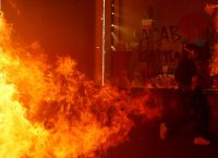 Η Γαλλία φλέγεται: Αστυνομία και εκατομμύρια πολίτες συγκρούονται στους δρόμους