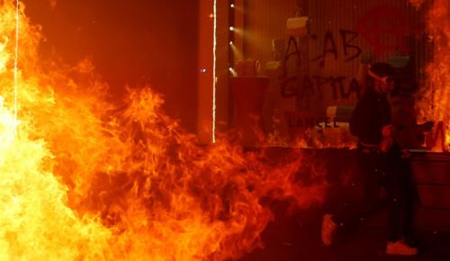 Η Γαλλία φλέγεται: Αστυνομία και εκατομμύρια πολίτες συγκρούονται στους δρόμους