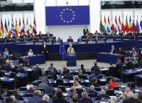 Le Monde: 142 ευρωβουλευτές υπογράφουν άρθρο για τη «δίκαιη φορολόγηση των υπερπλουσίων»