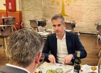 Επίσκεψη του Κ. Μπακογιάννη στο εβραϊκό εστιατόριο που ήταν στόχος τρομοκρατίας