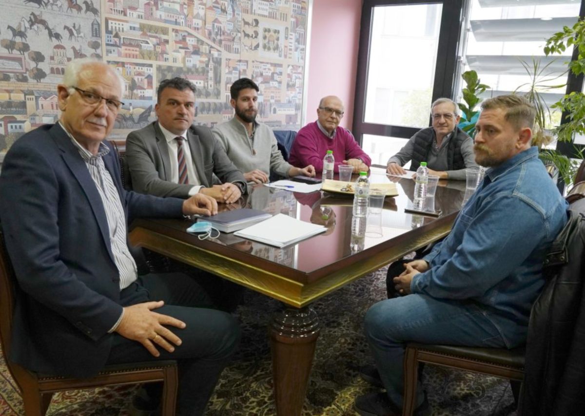 Η Λάρισα διεκδικεί λύσεις για τις σιδηροδρομικές γραμμές – Συνάντηση Δημάρχου με επικεφαλής παρατάξεων