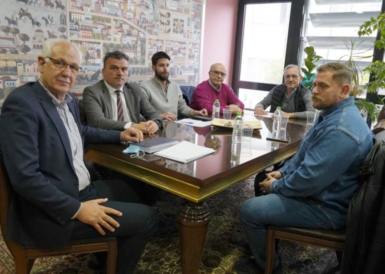 Η Λάρισα διεκδικεί λύσεις για τις σιδηροδρομικές γραμμές – Συνάντηση Δημάρχου με επικεφαλής παρατάξεων