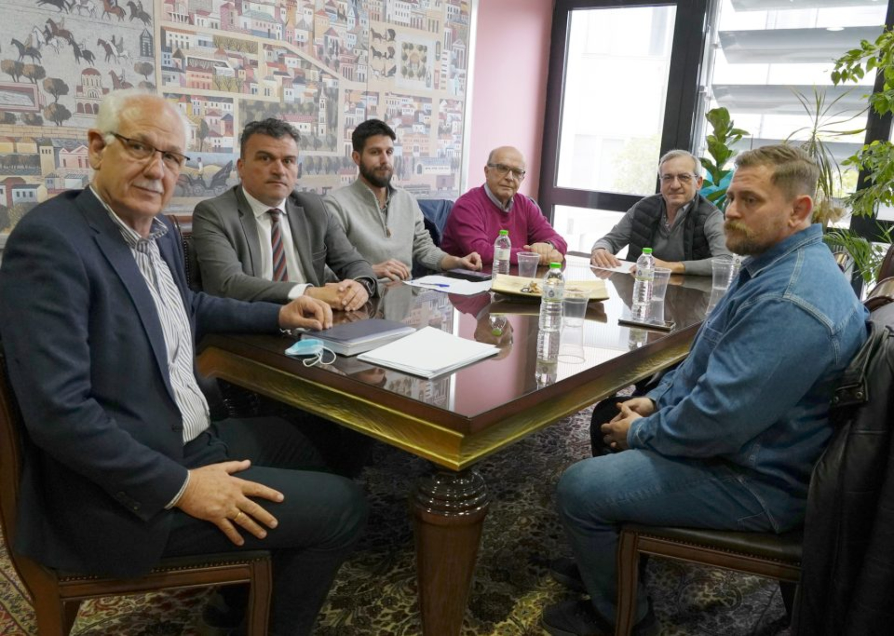 Η Λάρισα διεκδικεί λύσεις για τις σιδηροδρομικές γραμμές – Συνάντηση Δημάρχου με επικεφαλής παρατάξεων