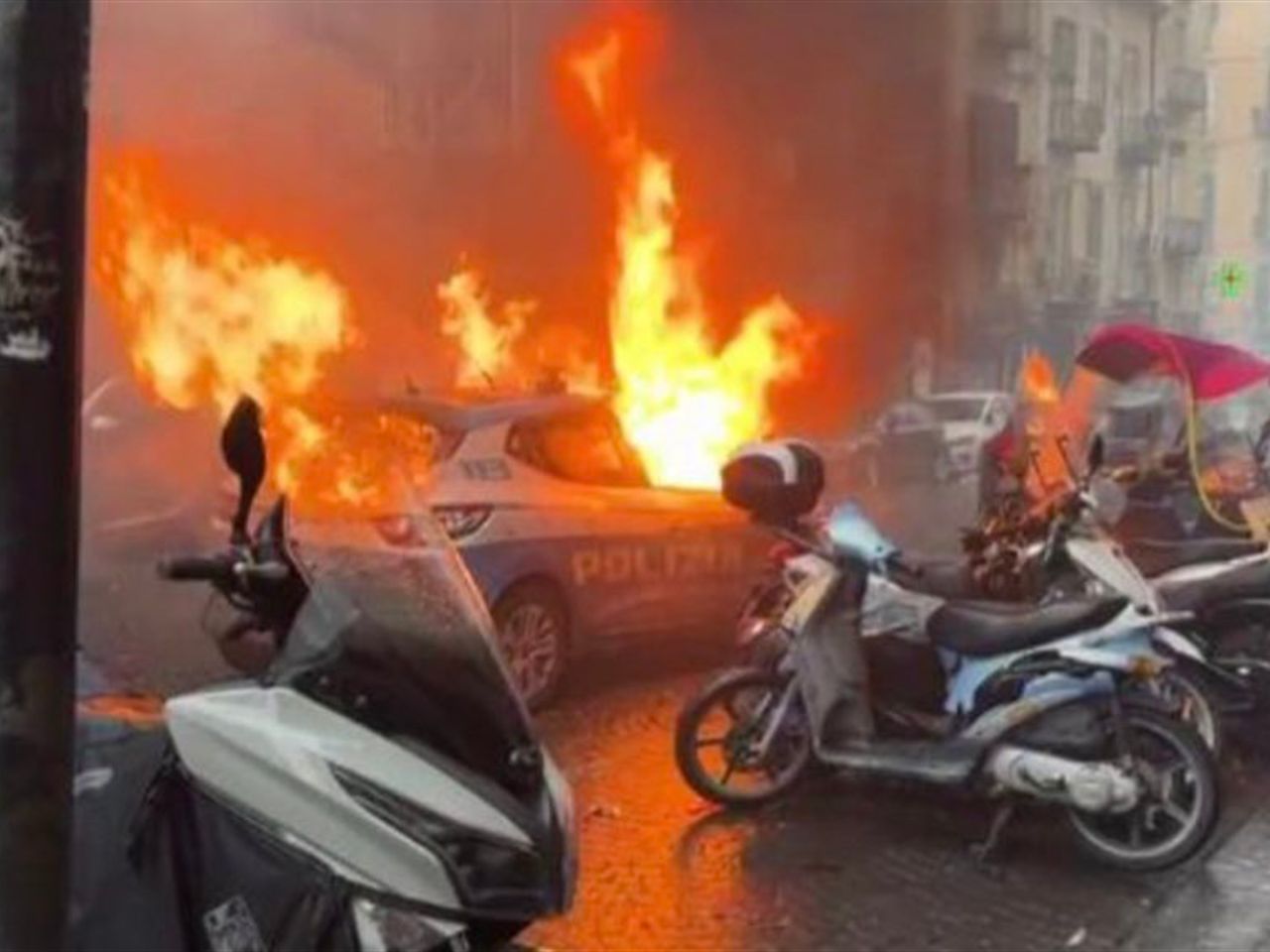 Γερμανοί χούλιγκανς σπάνε και καίνε στη Νάπολη: Άγριο ξύλο πριν το Νάπολι-Άιντραχτ Φρανκφούρτης