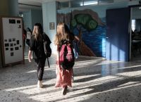 Βόλος: Δύο 14χρονες μαθήτριες έσπρωξαν καθηγητή απ’ τις σκάλες