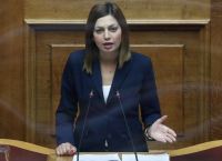 Απατζίδη: Εμφανίστηκε με μπλούζα που έγραφε «57 νεκροί, 156 υποκριτές» Απατζίδη: Εμφανίστηκε με μπλούζα που έγραφε «57 νεκροί, 156 υποκριτές»