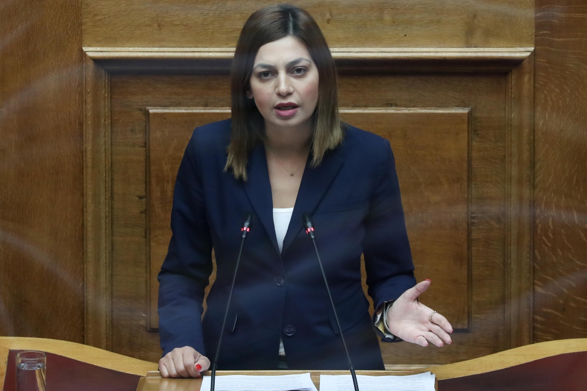 Απατζίδη: Εμφανίστηκε με μπλούζα που έγραφε «57 νεκροί, 156 υποκριτές»
