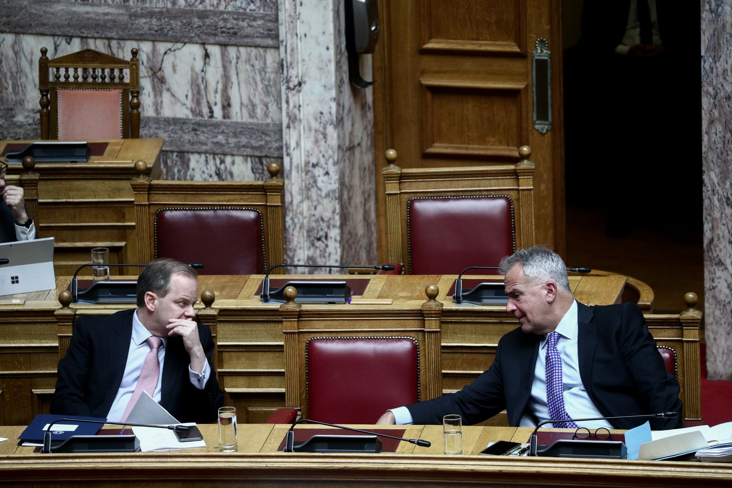Κόντρα για τηλεδιοίκηση και σύμβαση «717» στην Επιτροπή Θεσμών και Διαφάνειας