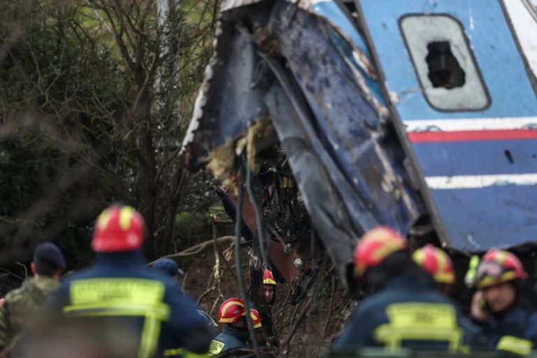 Τέμπη: «Η αναμονή μας σκοτώνει, το γιατί με σκοτώνει»- Γονείς αναζητούν απαντήσεις
