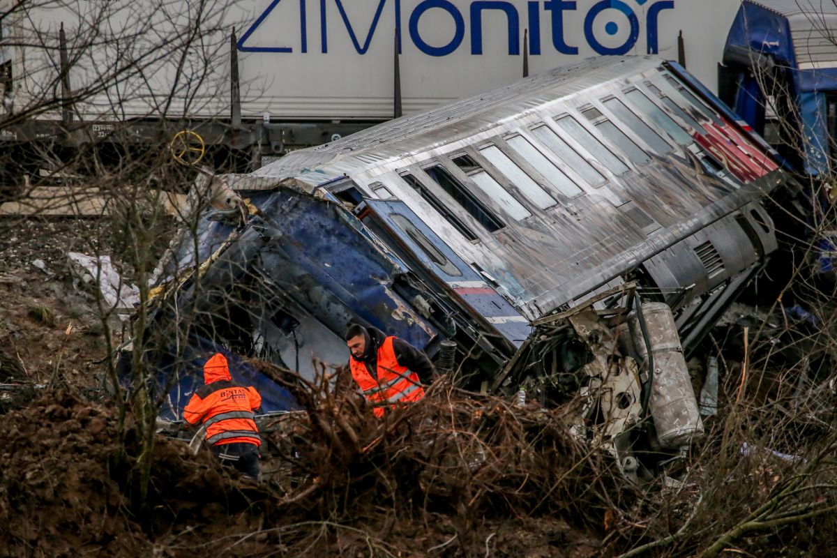 Σύγκρουση τρένων στα Τέμπη: Απομακρύνονται και τα τελευταία βαγόνια από το σημείο