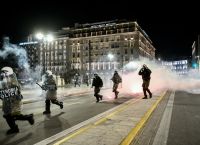 Σύνταγμα: Επεισόδια στη σιωπηρή πορεία για την τραγωδία στα Τέμπη [pic]
