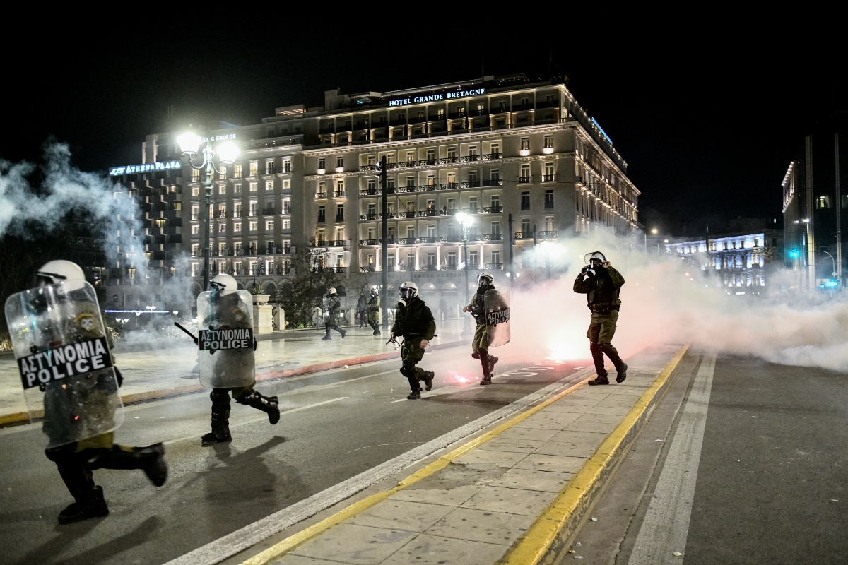 Σύνταγμα: Επεισόδια στη σιωπηρή πορεία για την τραγωδία στα Τέμπη [pic]