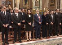 Μνημόσυνο για τα θύματα των Τεμπών: Στη Μητρόπολη Αθηνών Σακελλαροπούλου και Μητσοτάκης