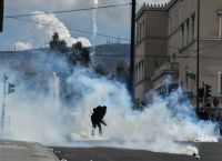 Σύγκρουση τρένων στη Λάρισα: Επεισόδια στο Σύνταγμα με κουκουλοφόρους στο συλλαλητήριο