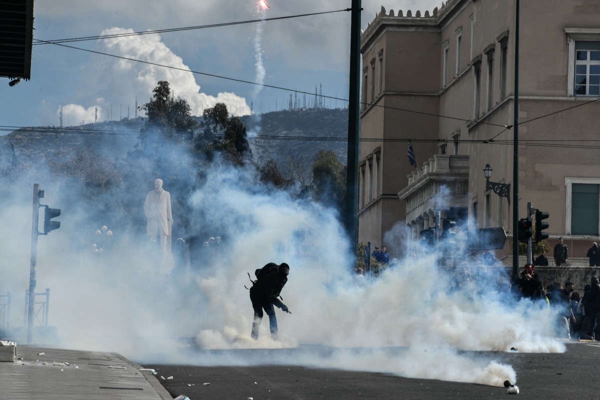Σύγκρουση τρένων στη Λάρισα: Επεισόδια στο Σύνταγμα με κουκουλοφόρους στο συλλαλητήριο