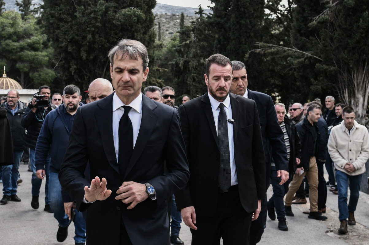 Τέμπη: Παρών ο Μητσοτάκης στην κηδεία του 35χρονου μηχανοδηγού Σπύρου Βούλγαρη