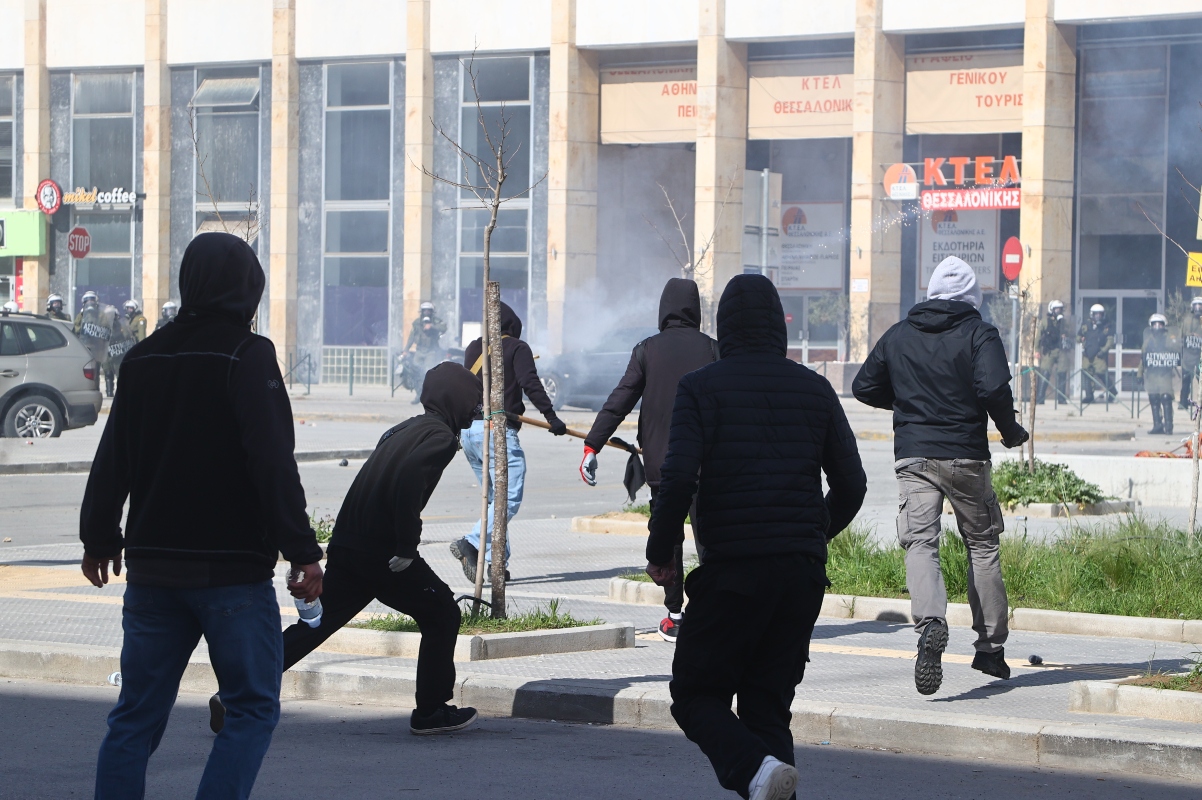 Πορεία: Επεισόδια έξω από τον ΟΣΕ στη Θεσσαλονίκη