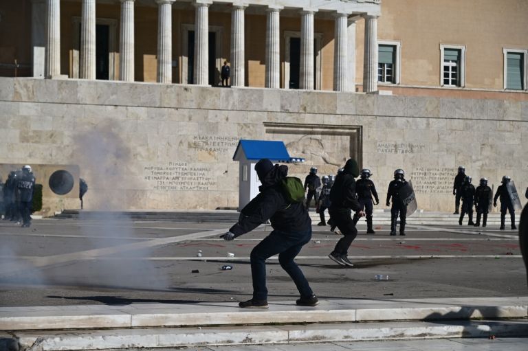 Απεργία Ελλάδα: Μολότοφ και χημικά στο Σύνταγμα [pics]