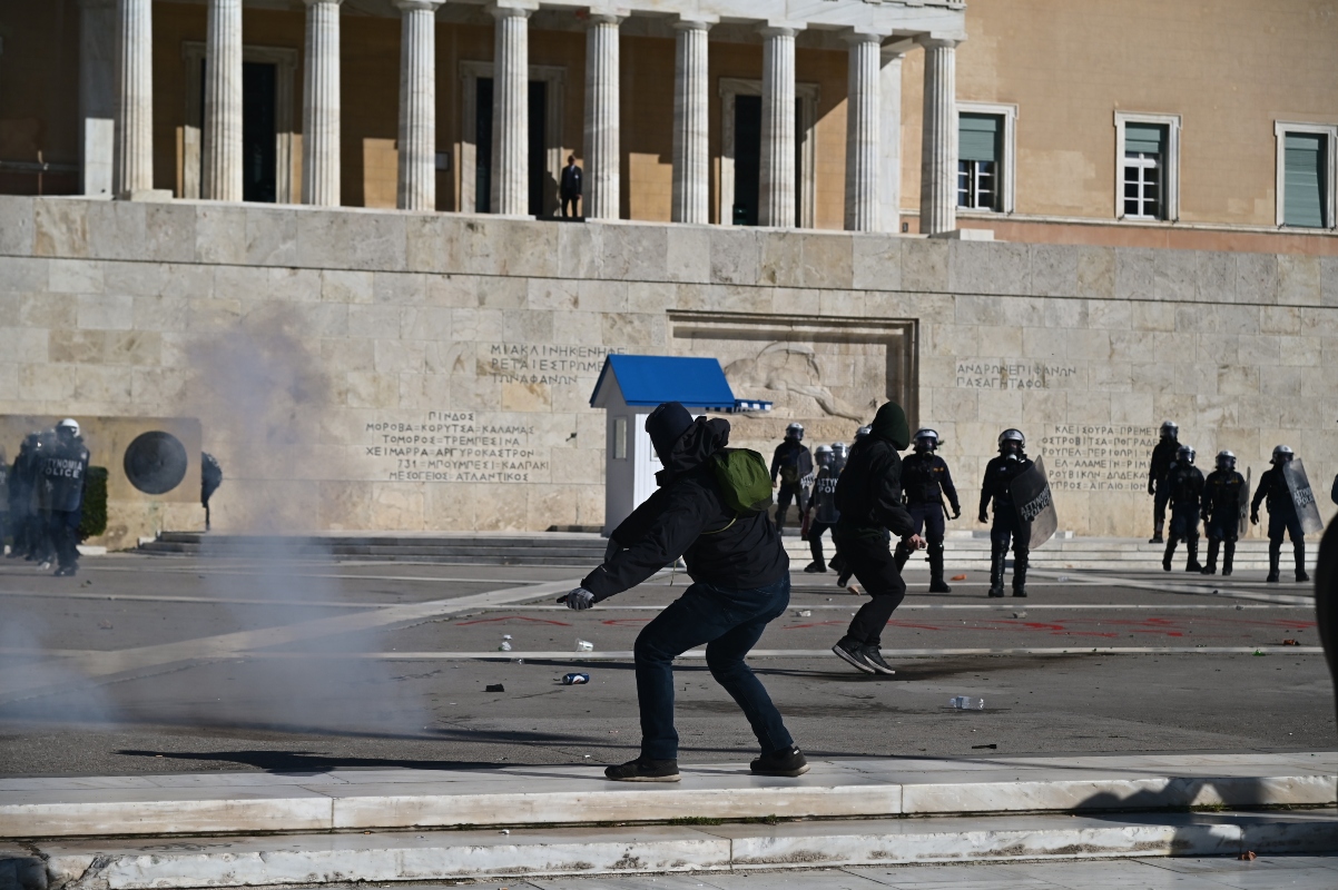 Απεργία Ελλάδα: Μολότοφ και χημικά στο Σύνταγμα [pics]