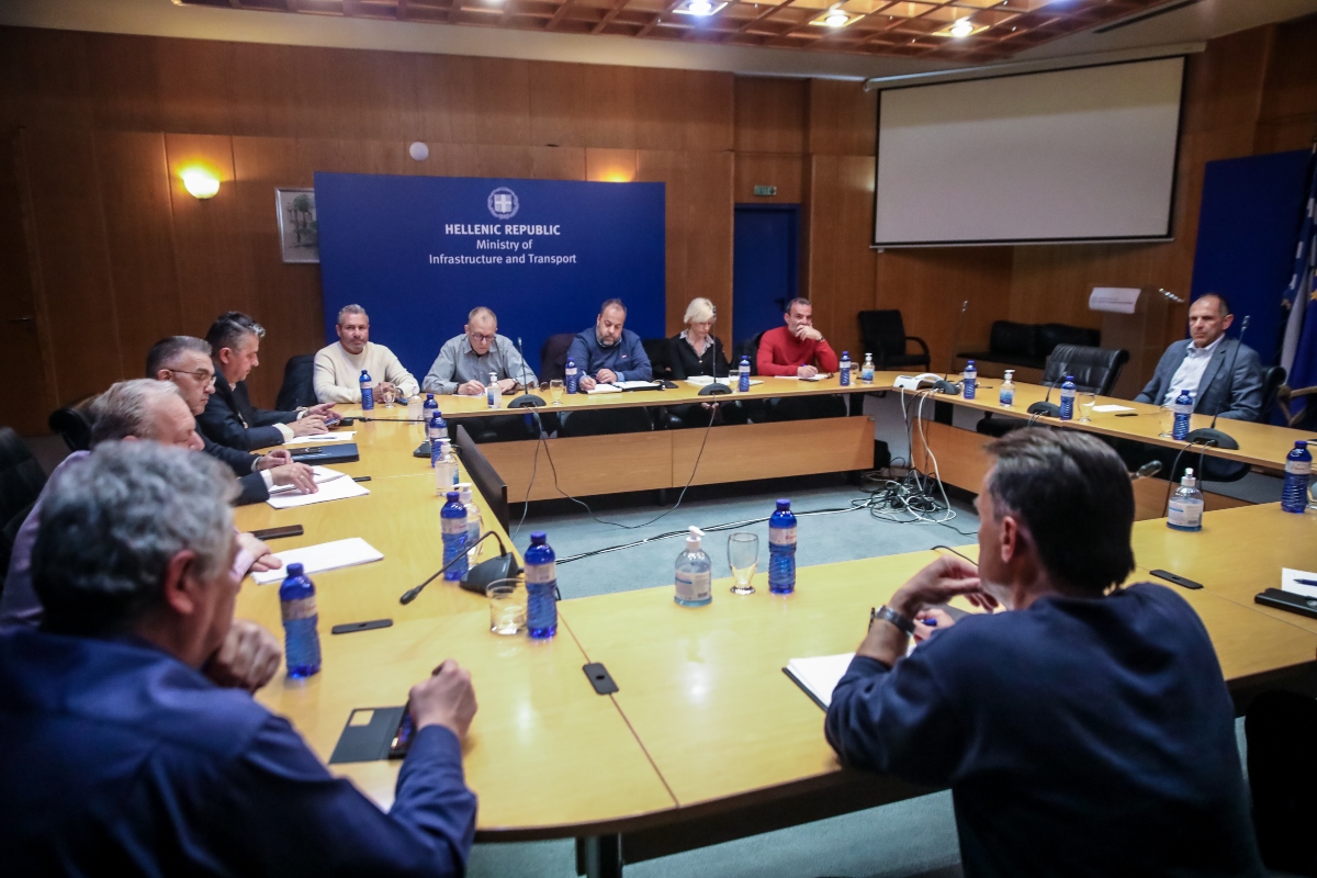 Συνάντηση Γεραπετρίτη με σιδηροδρομικούς: Συζήτησαν τα μέτρα για ασφαλή επανεκκίνηση των τρένων
