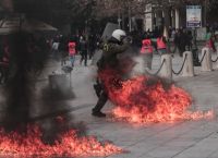 Επεισόδια στο Σύνταγμα στο συλλαλητήριο για τα Τέμπη [vid]