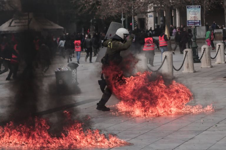 Επεισόδια στο Σύνταγμα στο συλλαλητήριο για τα Τέμπη [vid]