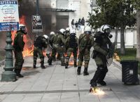 Κουκουλοφόροι έσπασαν το βουλευτικό όχημα της Γεροβασίλη και τραυμάτισαν τον αστυνομικό της