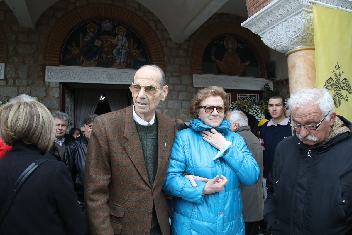 Ο Αντώνης Αντωνιάδης έβαλε τα κλάματα μπροστά στο φέρετρο του θρύλου της ΑΕΚ