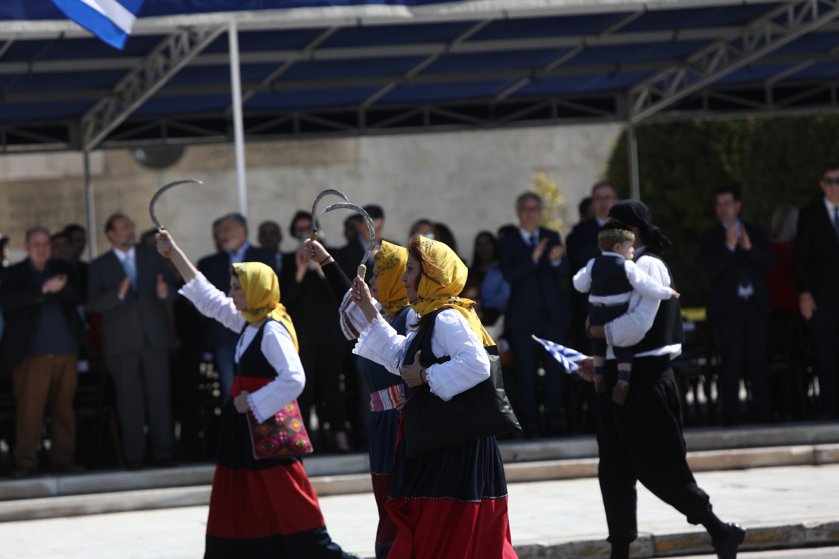 Παραμονή 25ης Μαρτίου: Ολοκληρώθηκε η μαθητική παρέλαση στην Αθήνα [pics,vid]