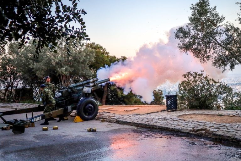 25η Μαρτίου: Η έπαρση της ελληνικής σημαίας στον Ιερό Βράχο της Ακρόπολης [pics,vid]