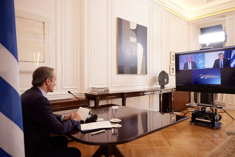 Μητσοτάκης στη Σύνοδο για τη Δημοκρατία: Το 2019 οι Έλληνες απέρριψαν τα δόγματα