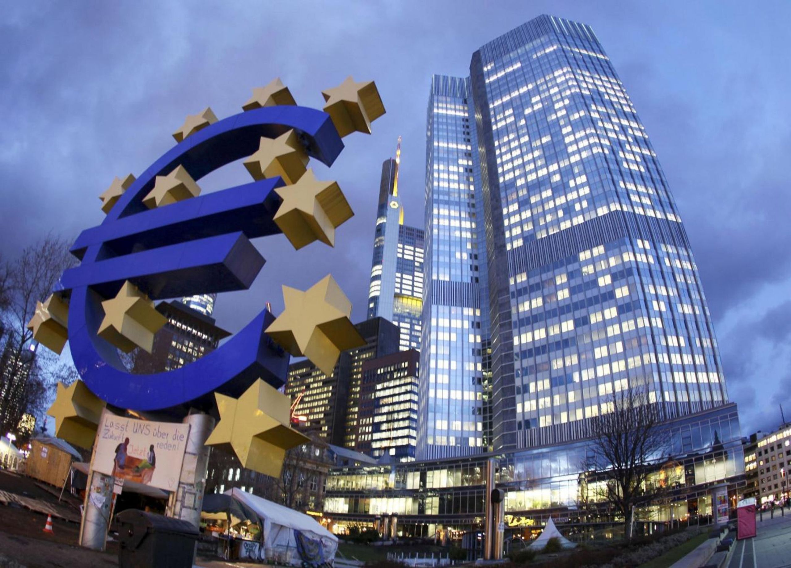 ΕΚΤ: 214 δισ. ευρώ σε 6 μήνες απέσυραν οι καταθέτες από τις τράπεζες της Ευρωζώνης