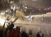 Αναταραχές στο Ισραήλ μετά την καρατόμηση του υπουργού Άμυνας – Δραματική παρέμβαση του προέδρου