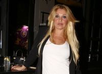 Σαμπρίνα: «Άντρας έχει σηκώσει χέρι πάνω μου»